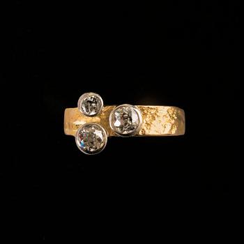 RING, Björn Weckström. Antikslipade diamanter ca 0.85 ct, Kruunu-Koru Oy Helsingfors 1965. Vikt 7,8 g.