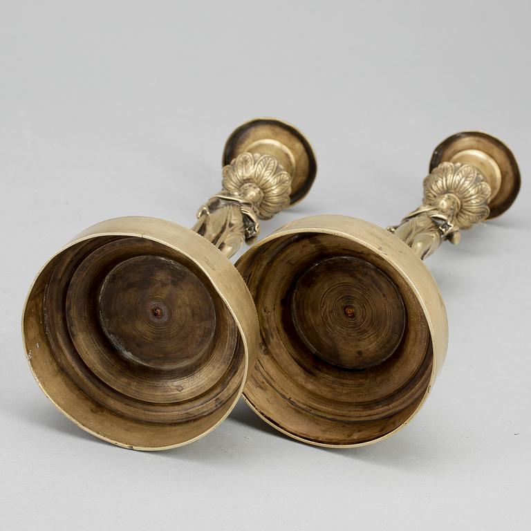 LJUSSTAKAR, ett par, mässing, empirestil, 1800-talets andra hälft.
