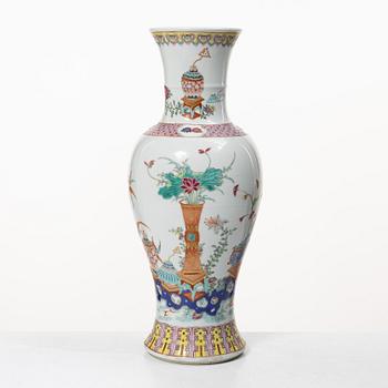 Vas, porslin. Kina, Sen Qing/tidigt 1900-tal med märke.