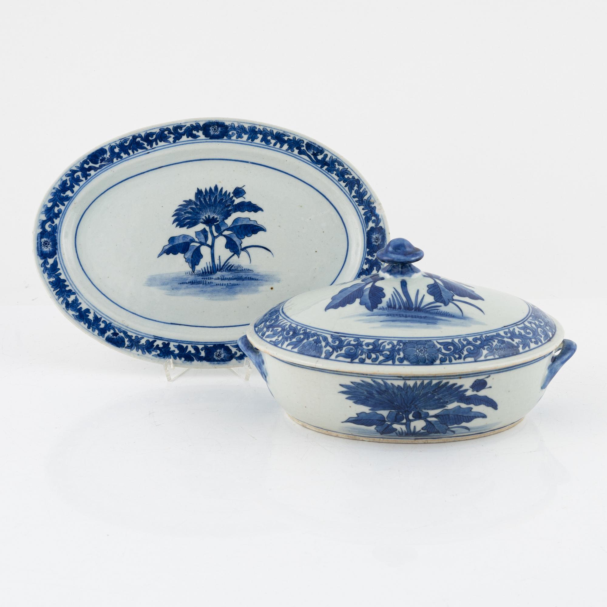 A Chinese blue and white tureen, early 20th Century.