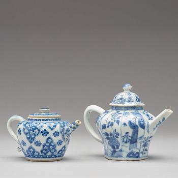 Two blue and white teapots, Qing dynasty, Kangxi (1662-1722).