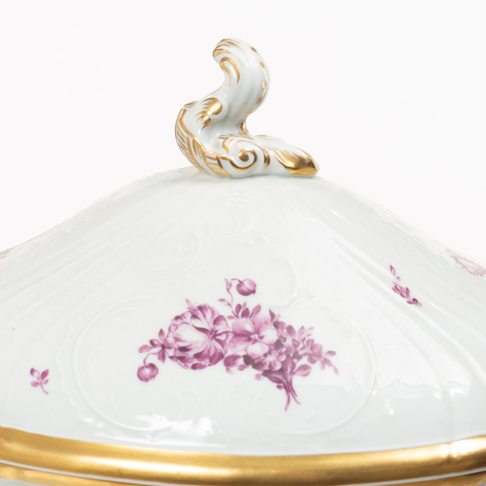 Royal Copenhagen, dinner service, 72 pieces, 'Juliane Marie Purple' 1905.