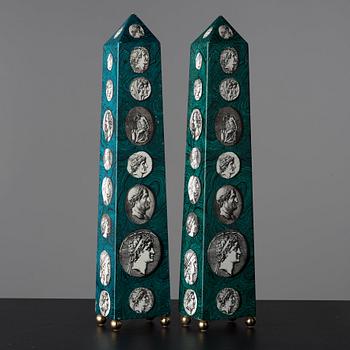 Piero Fornasetti, obelisker / bordslampor, 2 st snarlika, Milano, Italien.