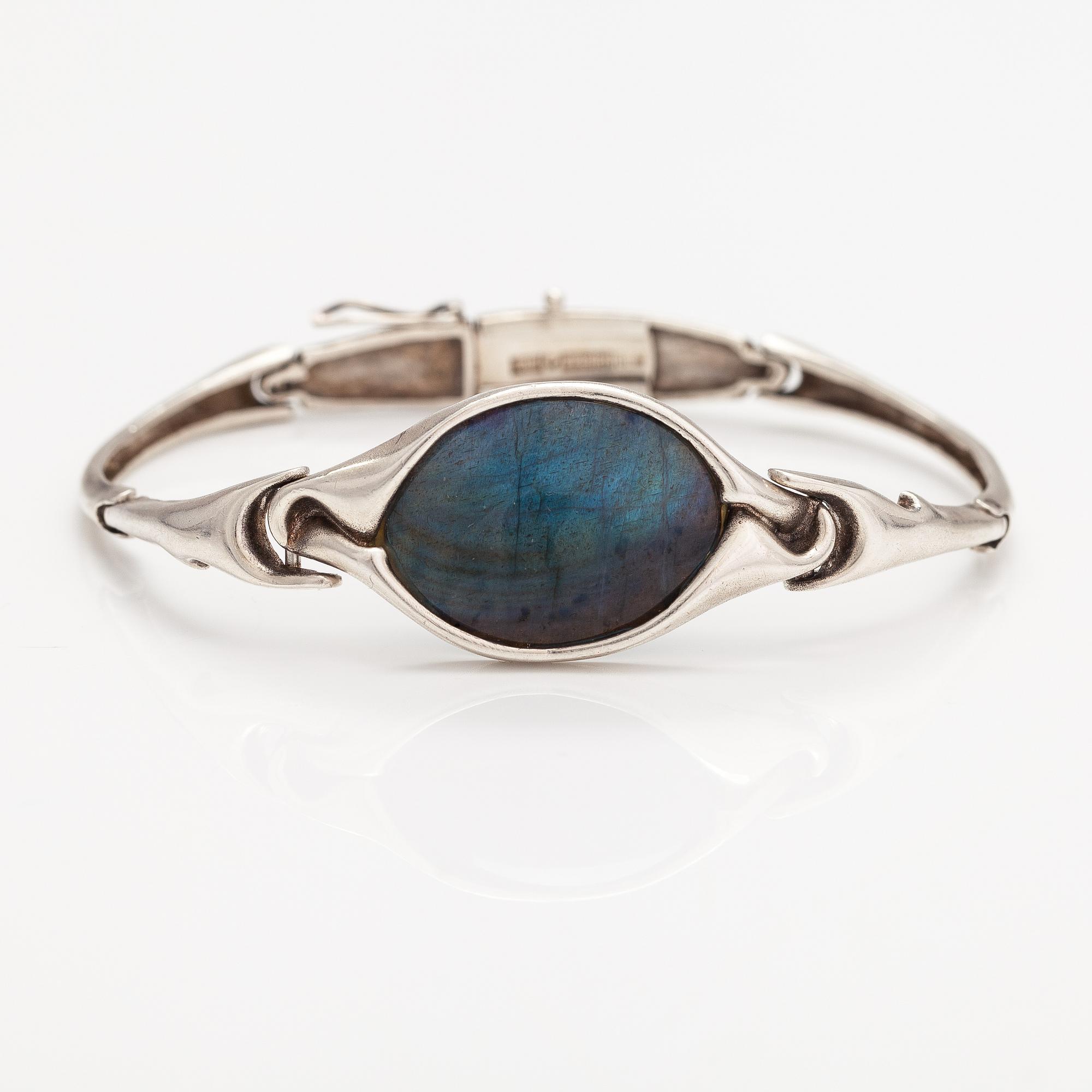 A sterling silver and spectrolite bracelet. Sirokoru, Turku 1979.