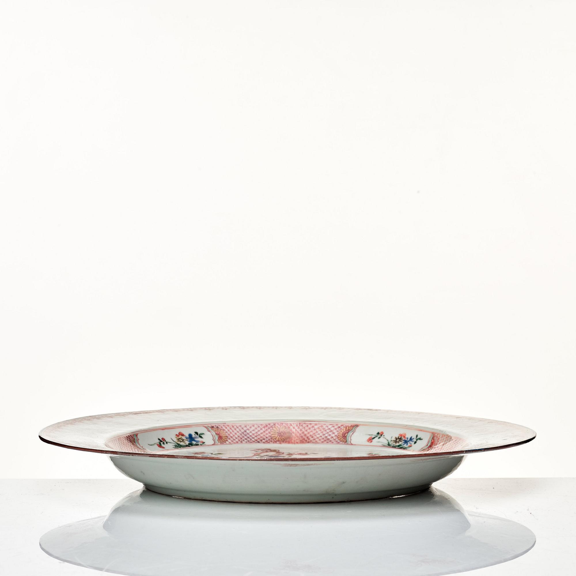 A large famille verte dish and tree plates, Qing dynasty, Kangxi (1662-1722).
