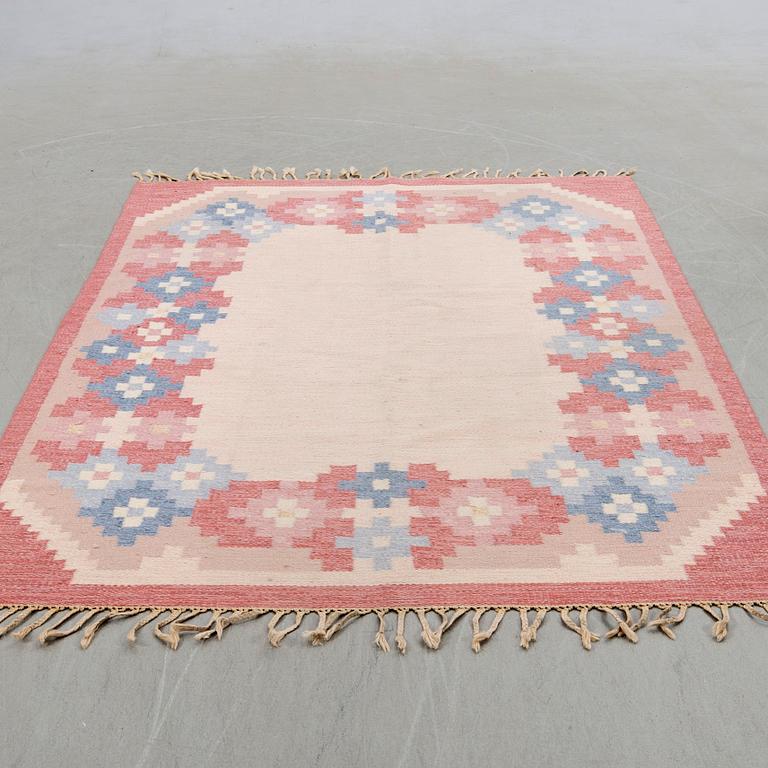 Matta rölakan signerad ILS ca 234x164 cm.