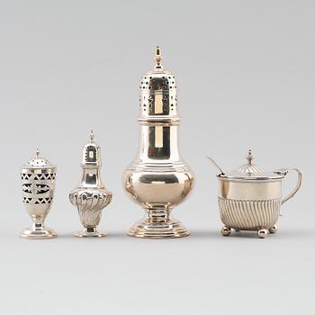SOCKERSTRÖARE, SALT- OCH PEPPARSTRÖARE SAMT SENAPSKAR, silver, England, 1900-tal. Total vikt ca 263 gram.