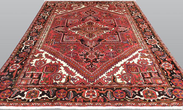 A Heriz Gorovan carpet, c. 292 x 203 cm.