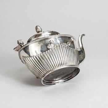 TEKANNA MED RECHAUD, silver, K. Andersson, Stockholm 1905. Vikt 1493 g.