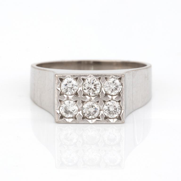 RING. 18 k vitguld. 6 x ca 0,06 ct, 1/81. Totalvikt ca 6 g.