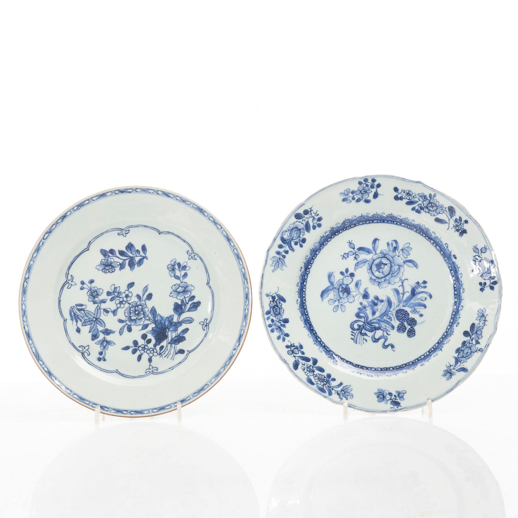 A set of five blue and white dinner plates, Qing dynasty, Qianlong (1736-95).