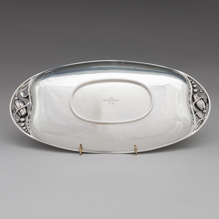 Georg Jensen, serveringsfat, "Magnolia/Blossom", sterlingsilver, design nr 2D. Köpenhamn, 1900-talets mitt.