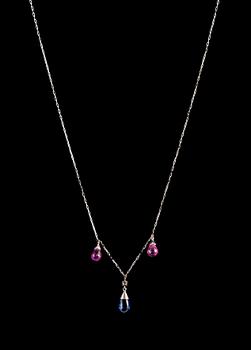 KAULAKORU, brioletthiontaisia vaaleanpunaisia safiireja 3.40 ct, tansaniitti 2.51 ct, briljanttihiottu timantti 0.10 ct.