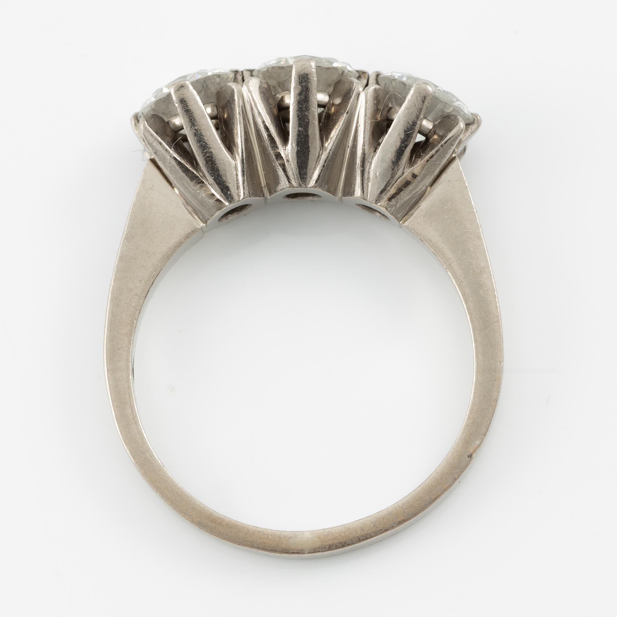 Ring, A.Tillander,  18K vitguld med tre briljantslipade diamanter.