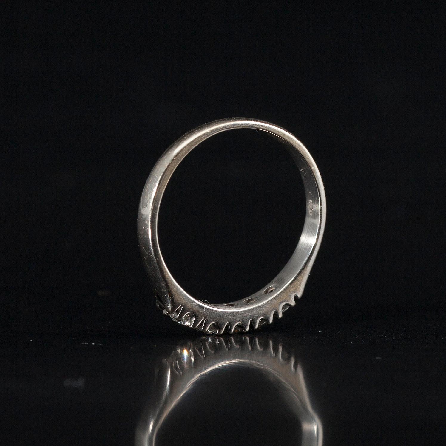 RING, 18K vitguld, 5 briljantslipade diamanter tot. 0,30 ct. Vikt 3,2 g.