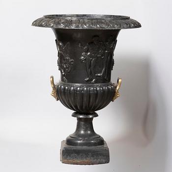 Garden urns, a pair, later part of the 20th century.