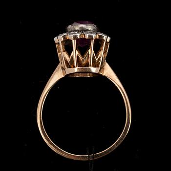 RING 18K guld, diamanter, rubin. A. Tillander, Helsingfors, Finland 1970.
