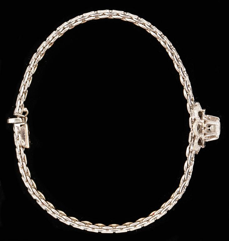 ARMBAND, 18k vitguld med briljantslipad diamant ca0,62ct. Italien. Vikt 31,2g.