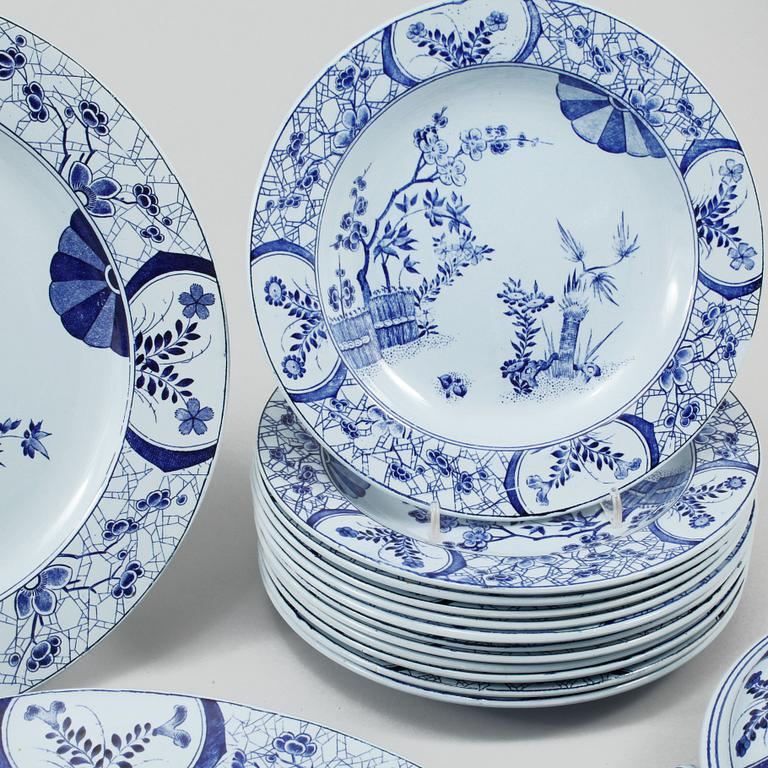 SERVISDELAR, 16 st, fajans, "Japon", Creil Montereau, Frankrike, omkring sekelskiftet 1900.