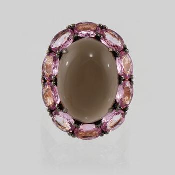 RING, 18K guld med cabochonslipad månsten, fasettslipade rosa safirer 4.41 ct samt rubiner 0.44 ct. Vikt 9,4 gram.