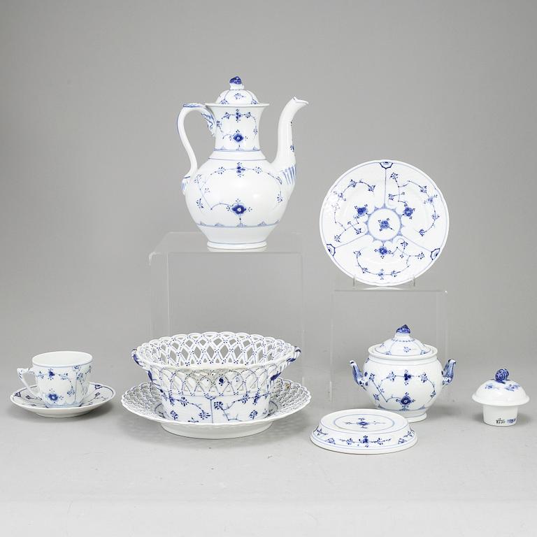 A porcelaine 'Musselmalet' service, Bing & Grøndahl, and Royal Copenhagen (20 pc).