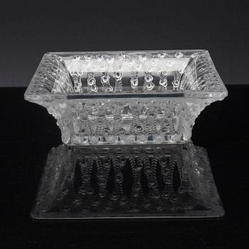 A LALIQUE GLASS BOWL 20TH CENTURY.