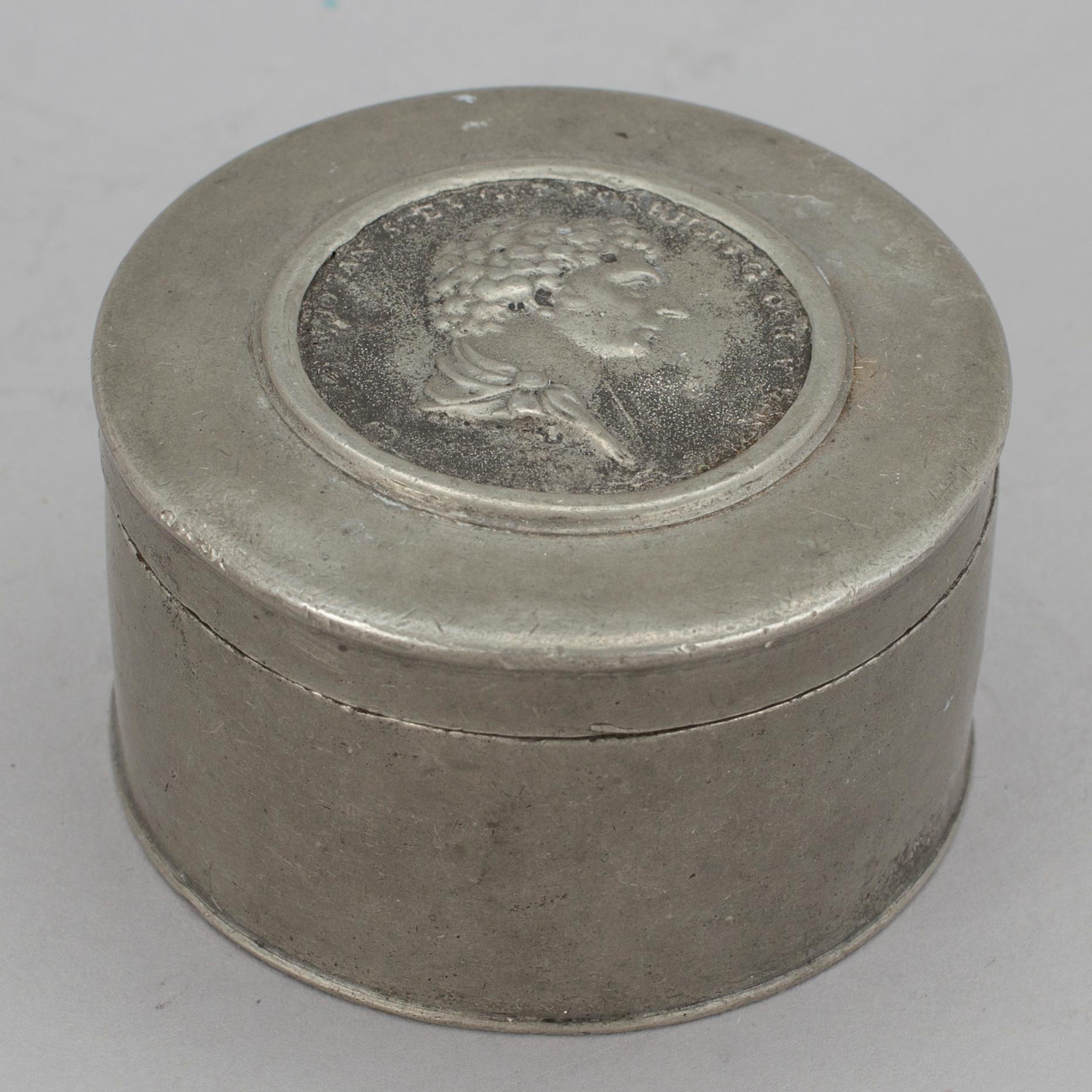 DOSA, tenn, med infälld medaljavgjutning föreställande Karl XIV Johan, 1800-talets första hälft.