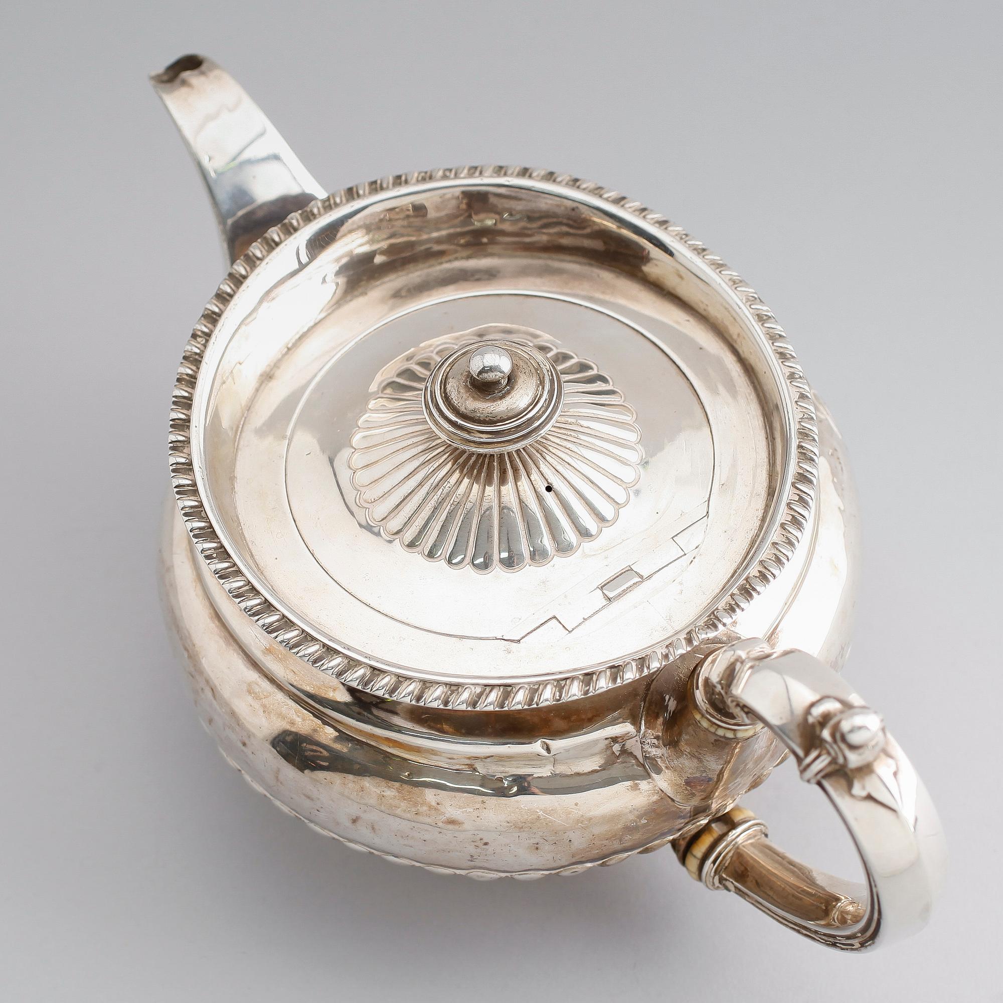 TEKANNA, silver, Alice & George Burrows, London 1816. Vikt ca 685 gram.