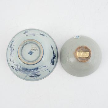 Two porcelain bowls, China, Vung Tau cargo and Kangxi, end of the 17th century.