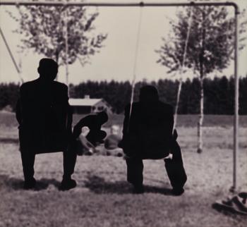Maria Miesenberger, 'Utan titel (Männen i gungan)', 1996.
