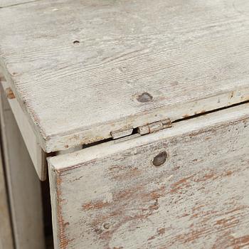 A gate-leg table, 19th century.