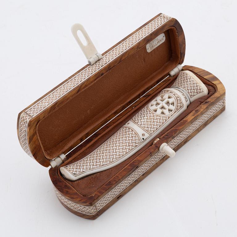 A reindeer horn knife in box by Bertil Fällman, dated 1996.