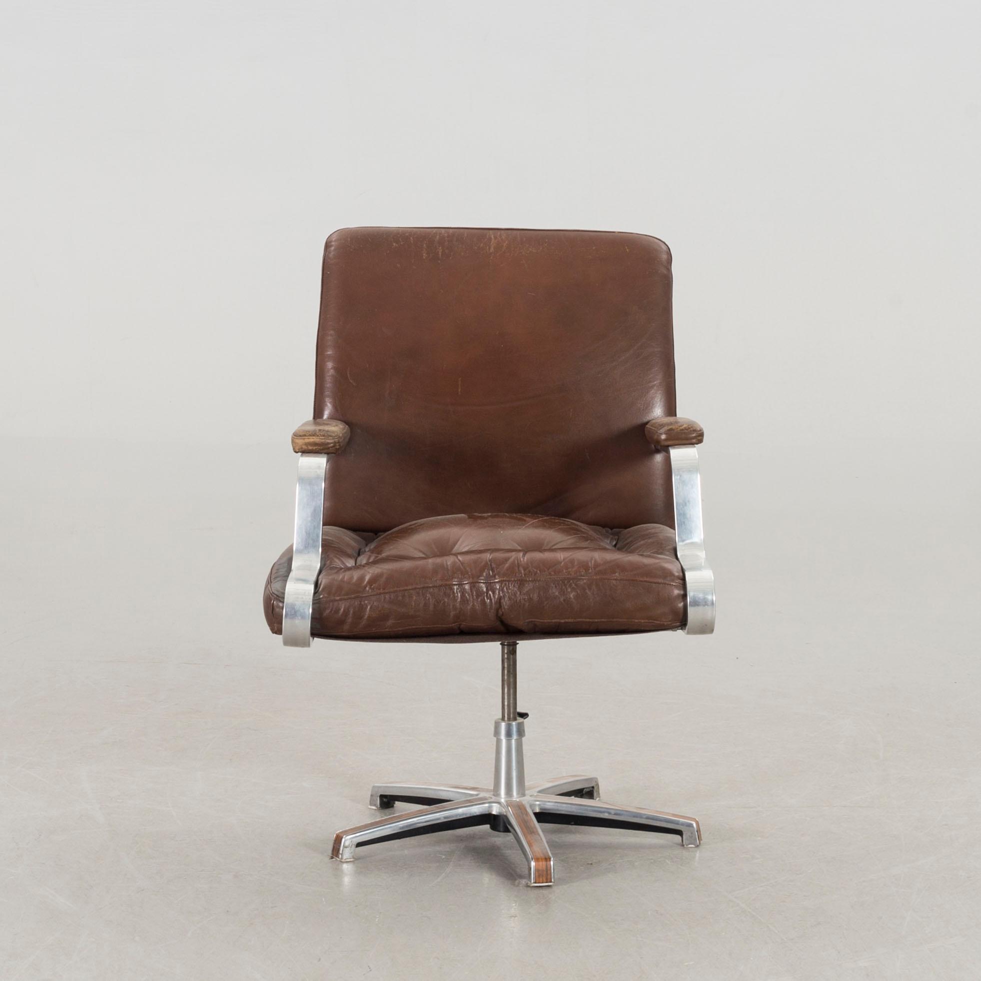 AN ERIC SIGFRID PERSSON SWIVEL CHAIR.