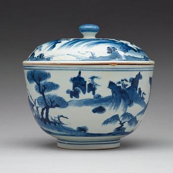 SKÅL med LOCK, porslin. Japan, omkring 1700.