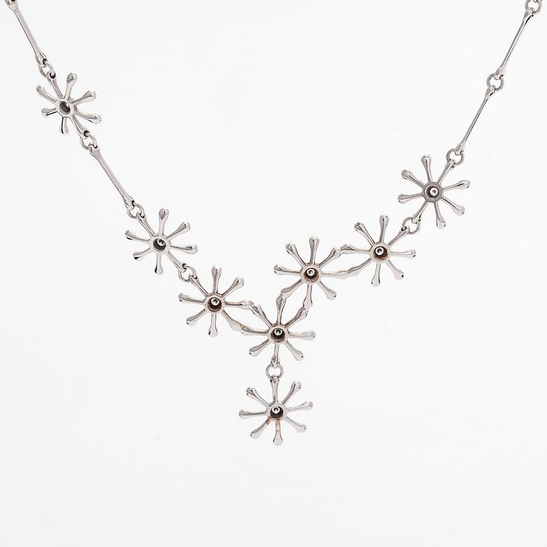 Kalevala Koru, collier, "Polaris", 18K vitguld och briljantslipade diamanter, Kirsti Doukas, 2006.