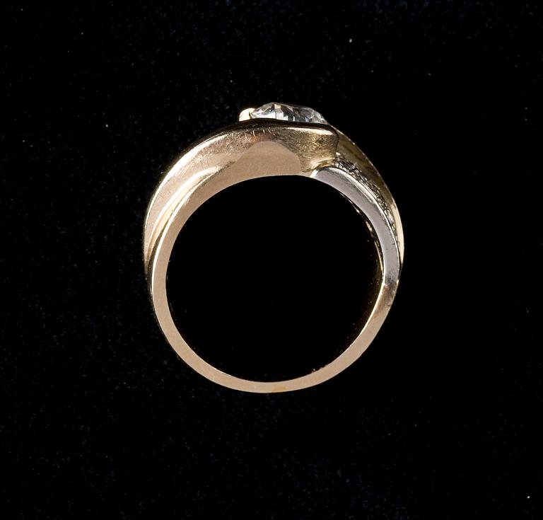 RING, gammalslipad diamant, ca 1.10 ct samt 16 små diamanter, tot. ca 0.20 ct.