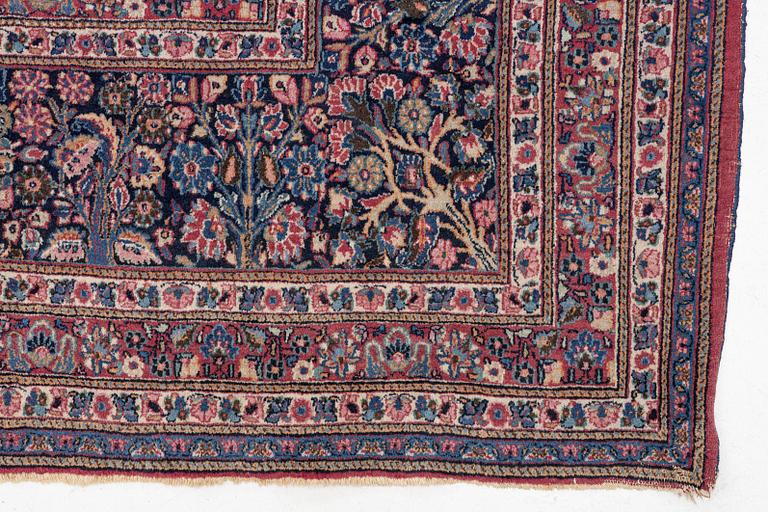 Carpet, Kirman, antique/semi-antique, approx. 560 x 375 cm.