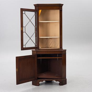 A Georgian style corner cabinet, 20th century.