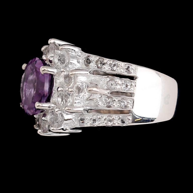 RING, sterlingsilver, ametist ca 3.00 ct, vita topaser tot ca 1.60 ct.