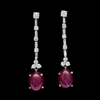 252. EARRINGS, cabochon cut rubies and baguette- and brilliant cut diamonds, tot. app.1 cts.
