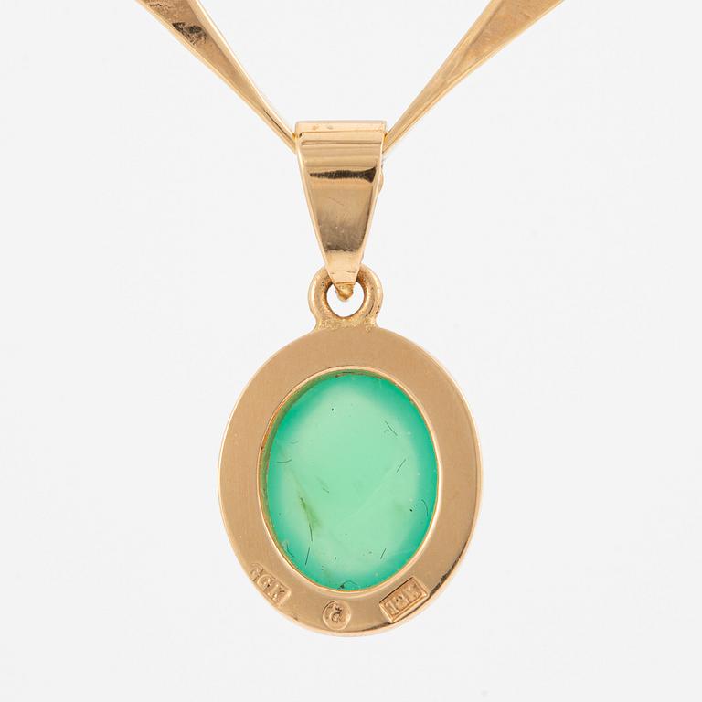 Necklace, 18K gold with a pendant set with cabochon-cut chrysoprase, Goldsmith Kuhlin, Gothenburg.