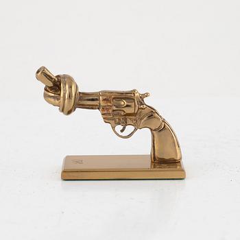 Carl Fredrik Reuterswärd, skulptur, "Non violence", Skultuna.