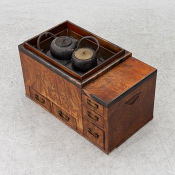 Hibachi (bordsgrill), trä och metall, med tekanna och kittel samt ställ, Japan, Meiji (1868-1912).