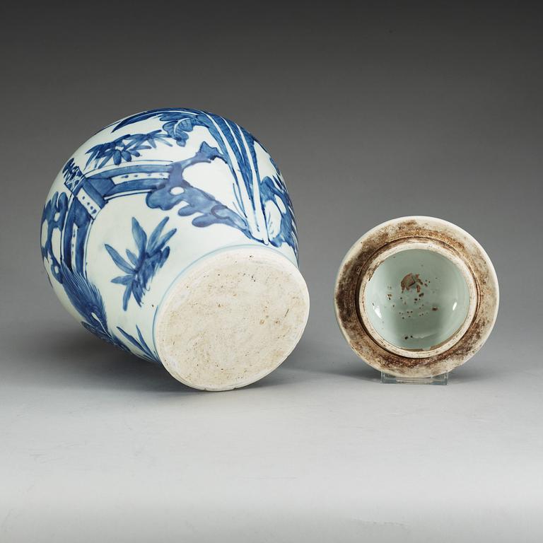A blue and white transitional jar with cover, 17th Century.