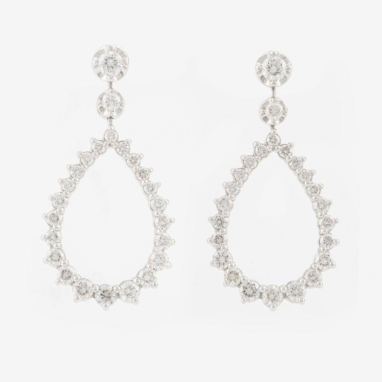 Drop-shaped earrings with brilliant-cut diamonds.