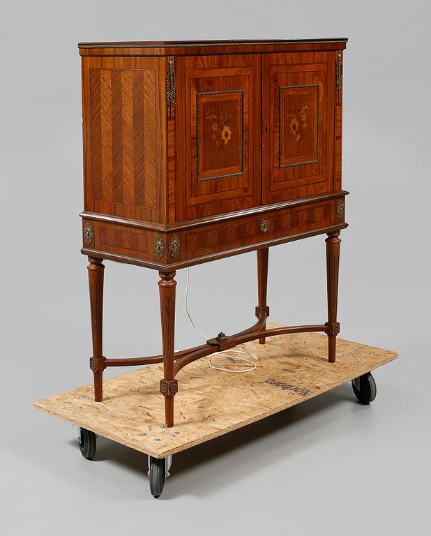 BARSKÅP, gustaviansk stil, 1900-talets mitt/andra hälft.