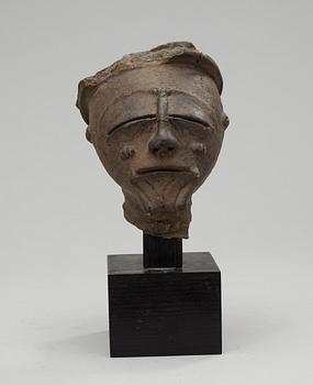 SKULPTUR, lergods. Höjd 17 cm på fast sockel. Akan, Elfenbenskusten, 1900-talets förra hälft.