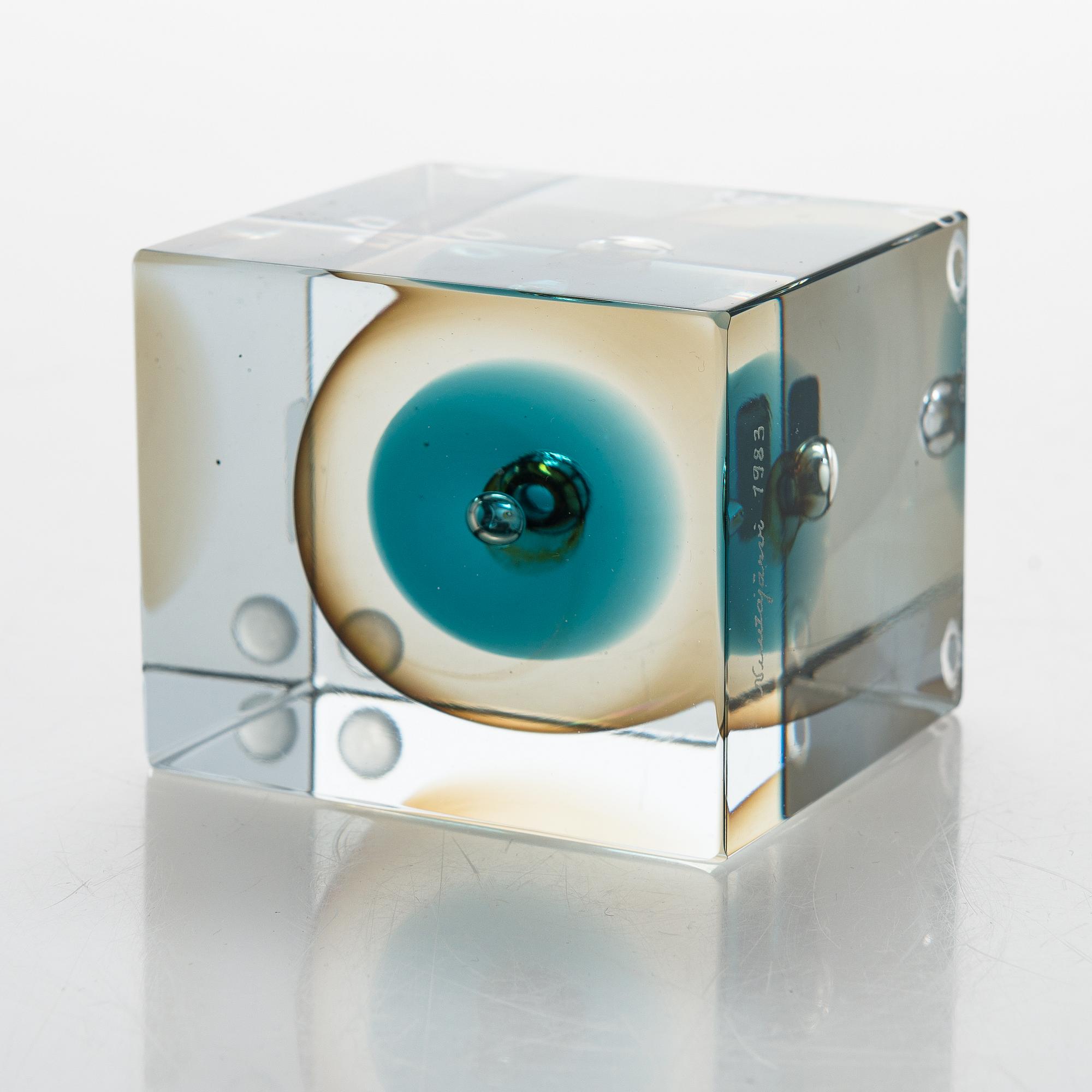 Oiva Toikka, An annual glass cube, signed Oiva Toikka 289/2000, Nuutajärvi 1983.