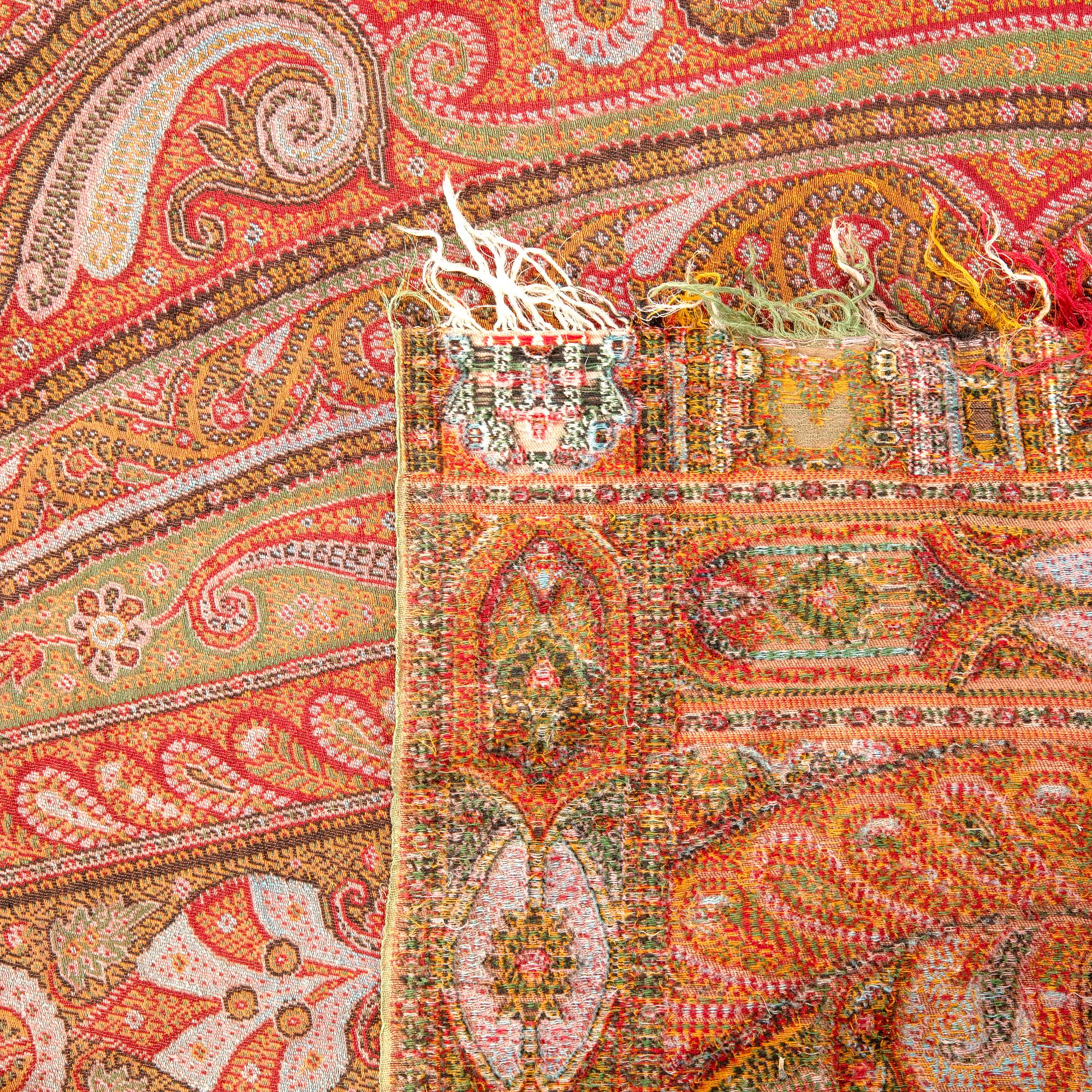 An early 1900s paisley shawl approx 290x160 cm.