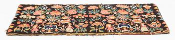 A carrige cushion, "Urnor och par", tapestry weave, ca 102 x 48,5 cm, around the years 1800-1830.